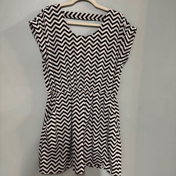 Candie’s Woman’s Cut Out‎ Back Chevron Sheath Dress Size Large with Pockets! - Picture 2 of 12